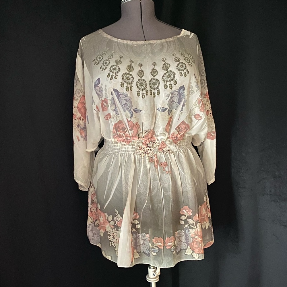 Women’s floral blouse.🌼